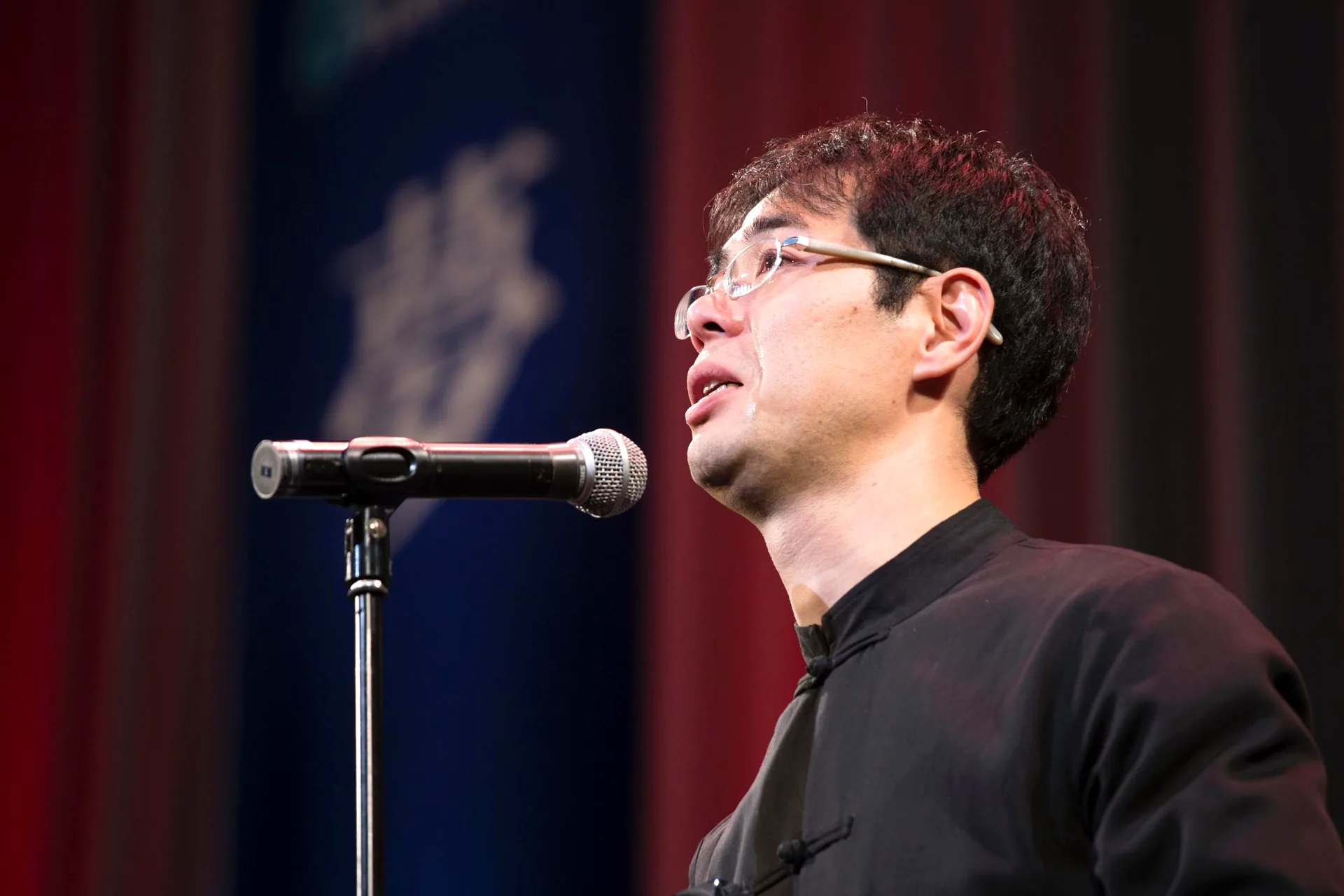 舞台で中国茶事業の使命を語る大高勇気
