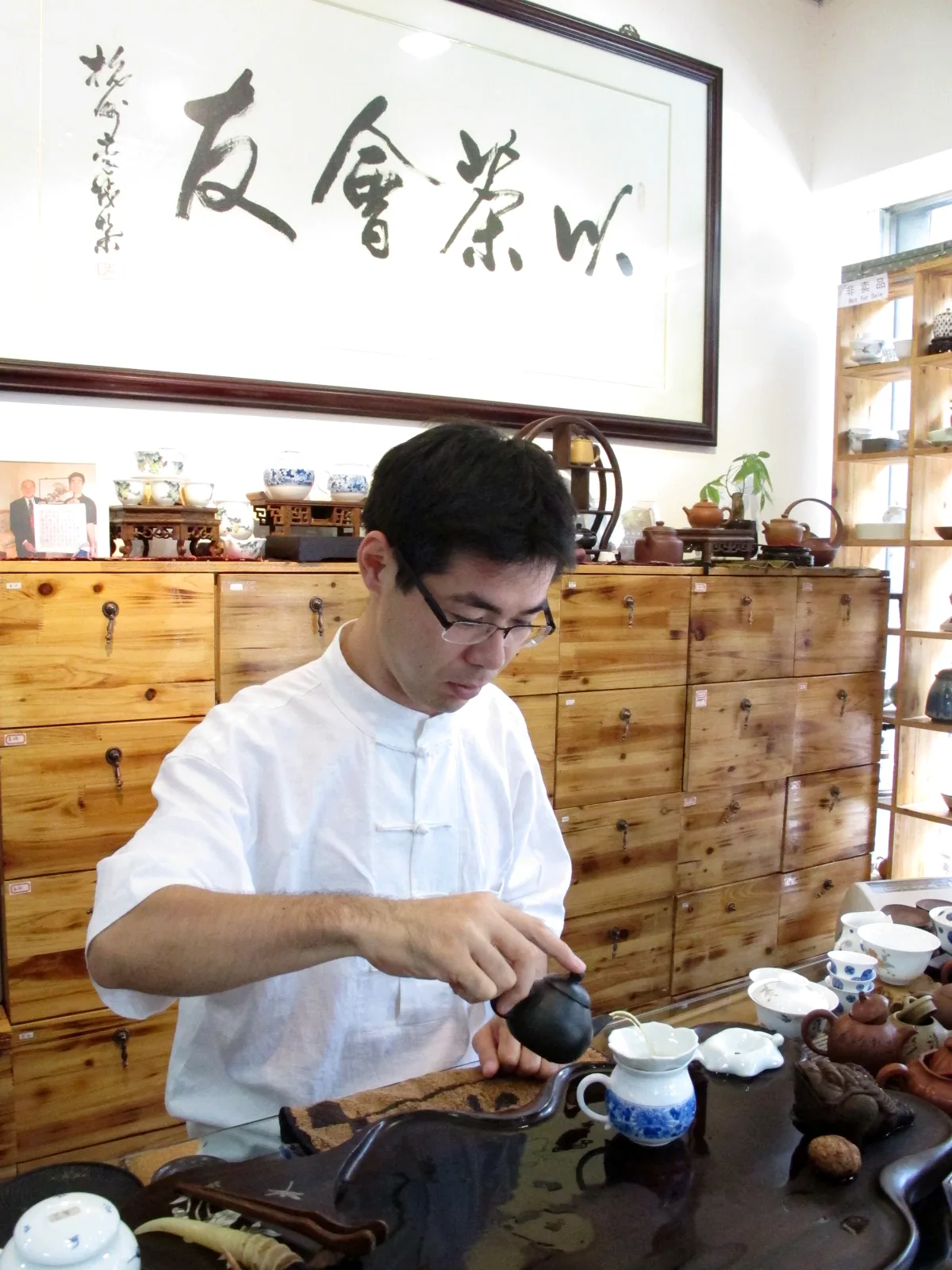 茶席で中国茶を丁寧に淹れる大高勇気