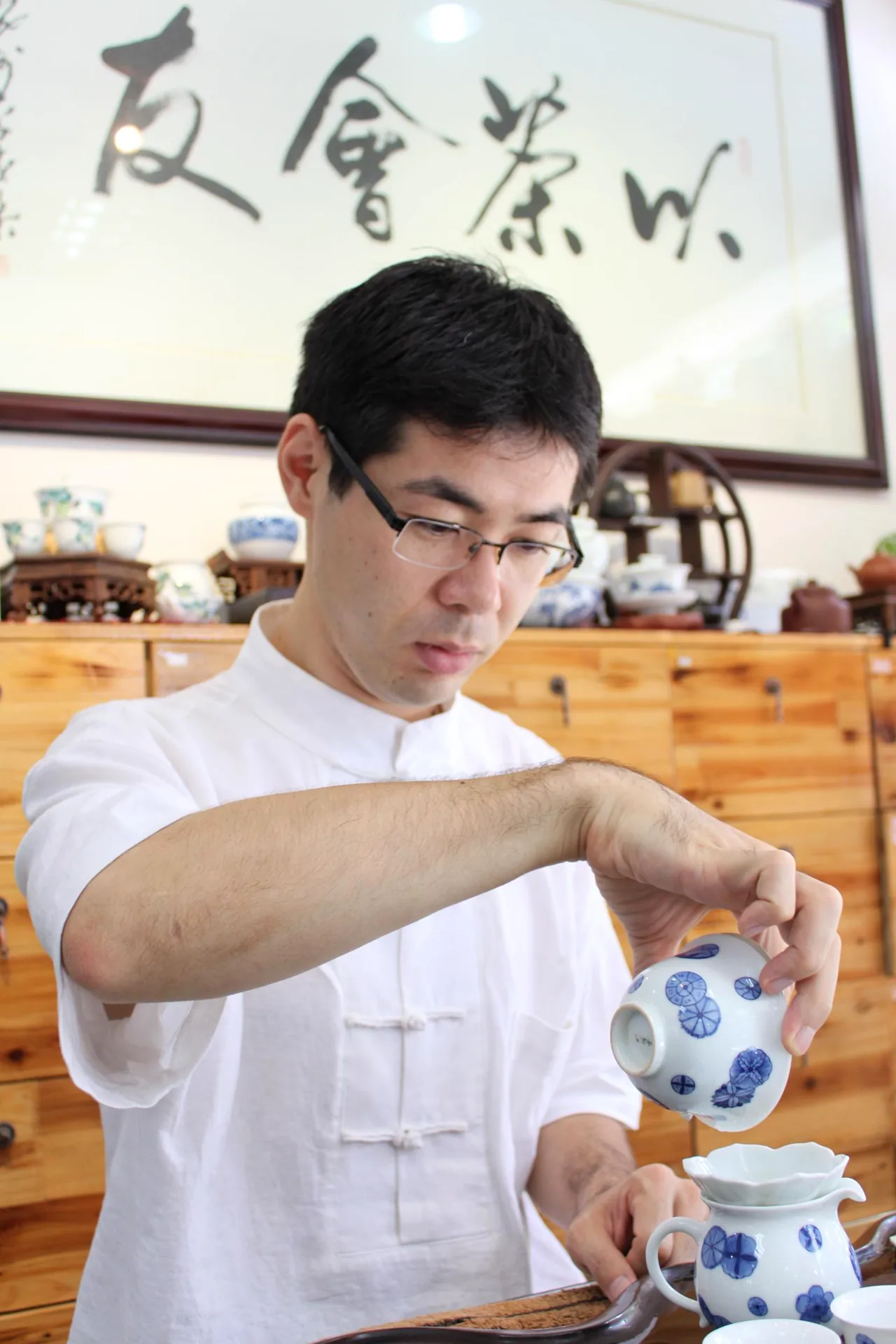 茶器を使って丁寧に中国茶を淹れる大高勇気