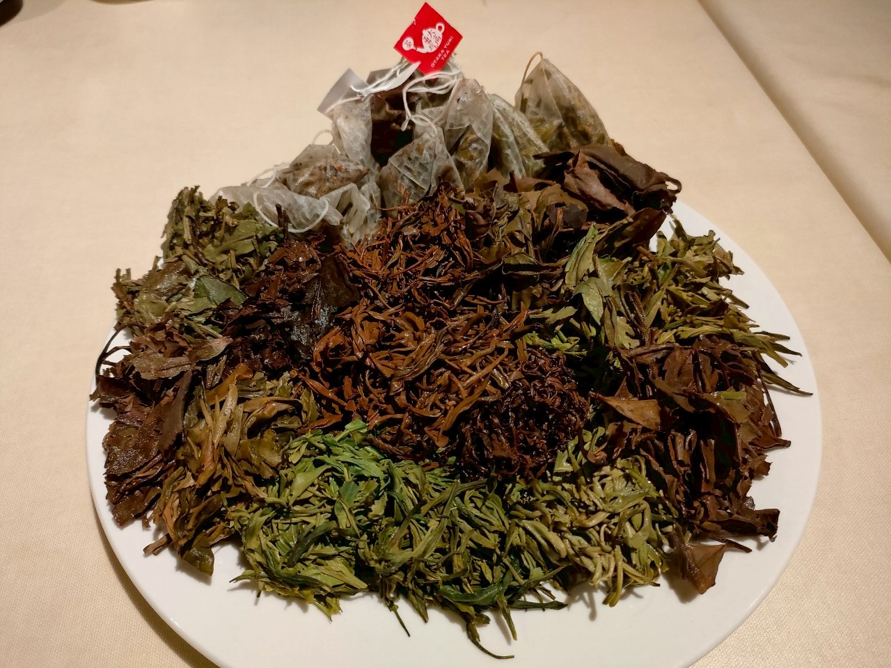 白い皿に並べた淹れたあとの茶葉