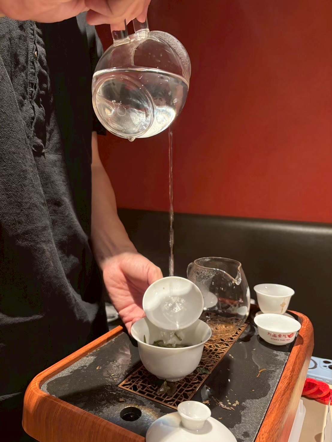蓋碗へ湯を注ぐ手元