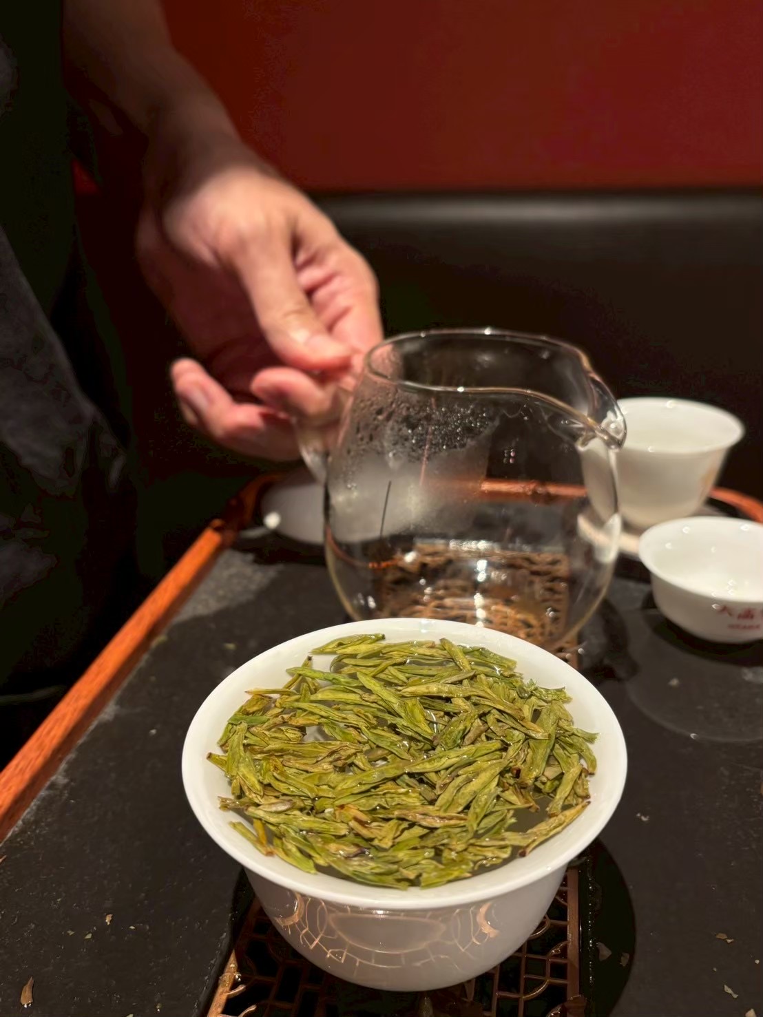 蓋碗に広がる茶葉と試飲用の茶器