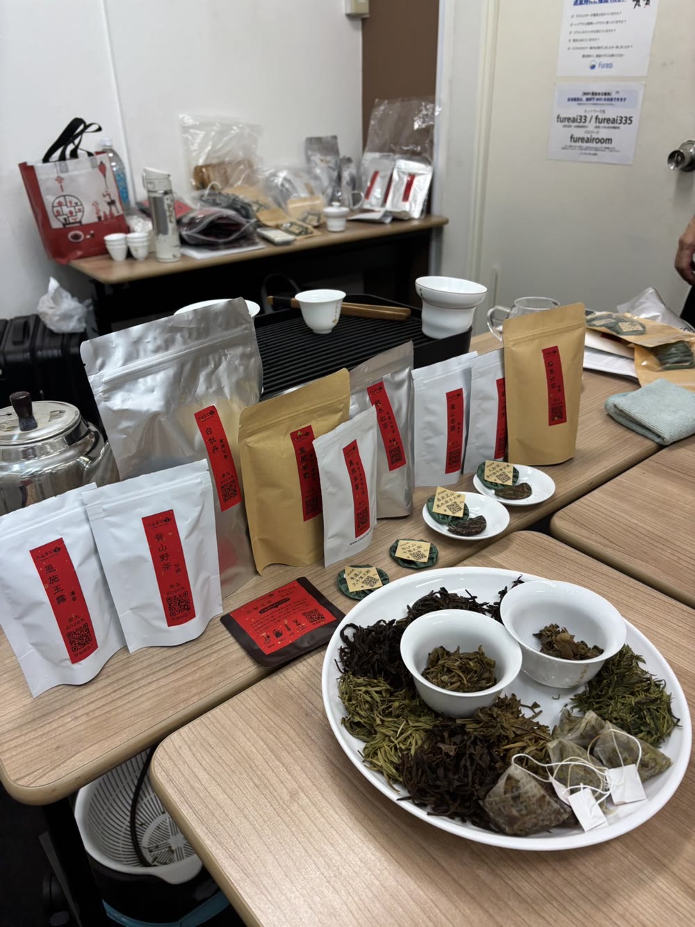 茶葉と商品を並べたお茶会の準備風景